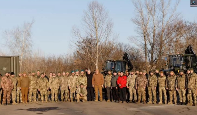 «Ти не з тим ти воюєш» Сотні військовuх на передовій зібрались разом в підтримку Порошенка, і записали звернення до президента.