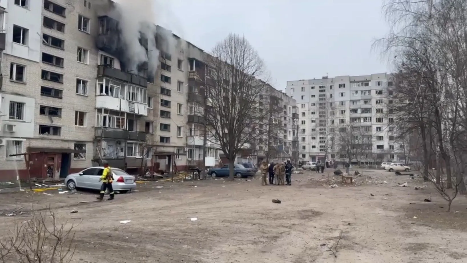 Окупанти завдали ракетного удару по Сумах, пошкоджені багатоповерхівки та школа: постраждали 65 людей. Фото і відео