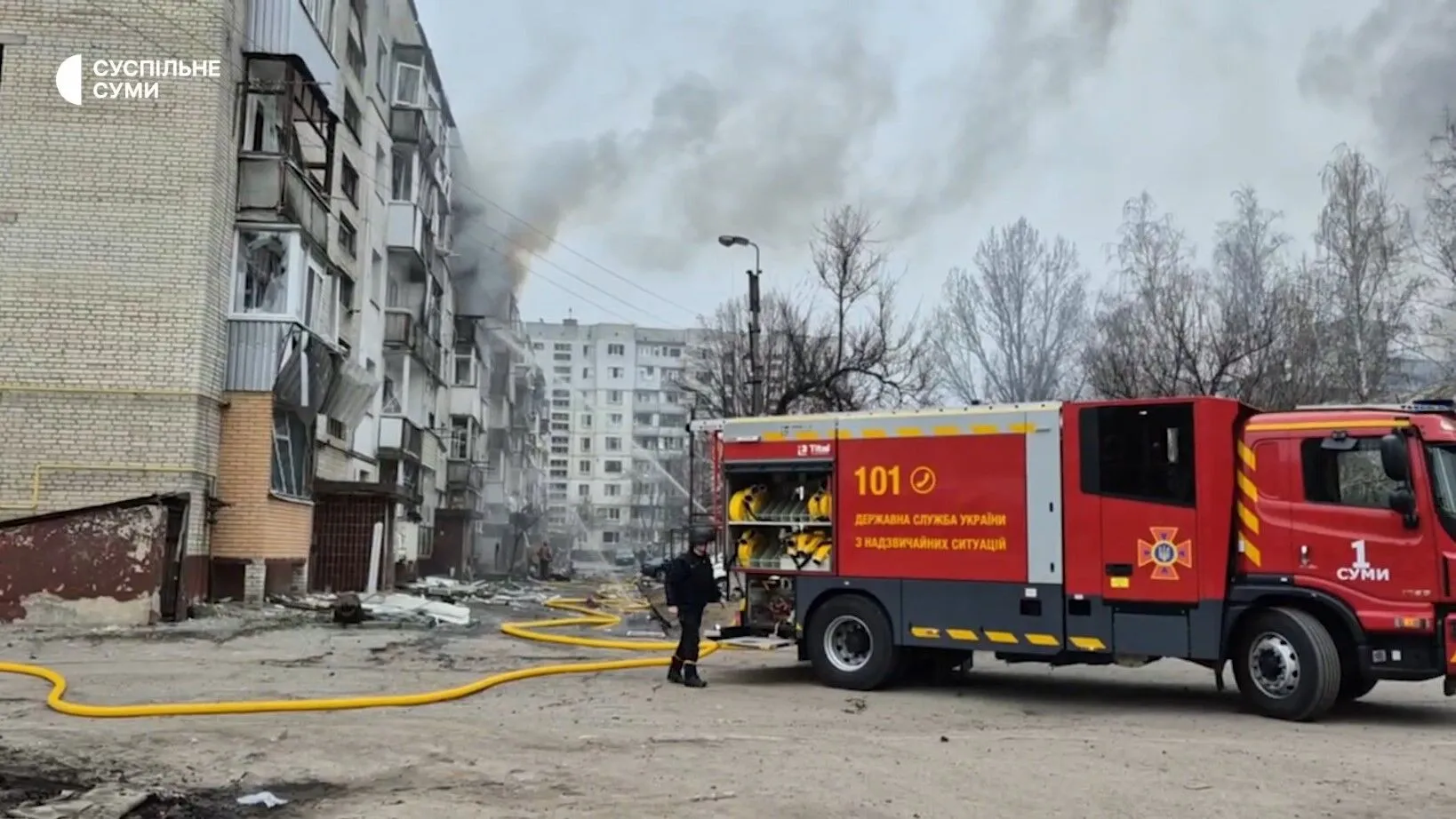 Окупанти завдали ракетного удару по Сумах, пошкоджені багатоповерхівки та школа: постраждали 65 людей. Фото і відео