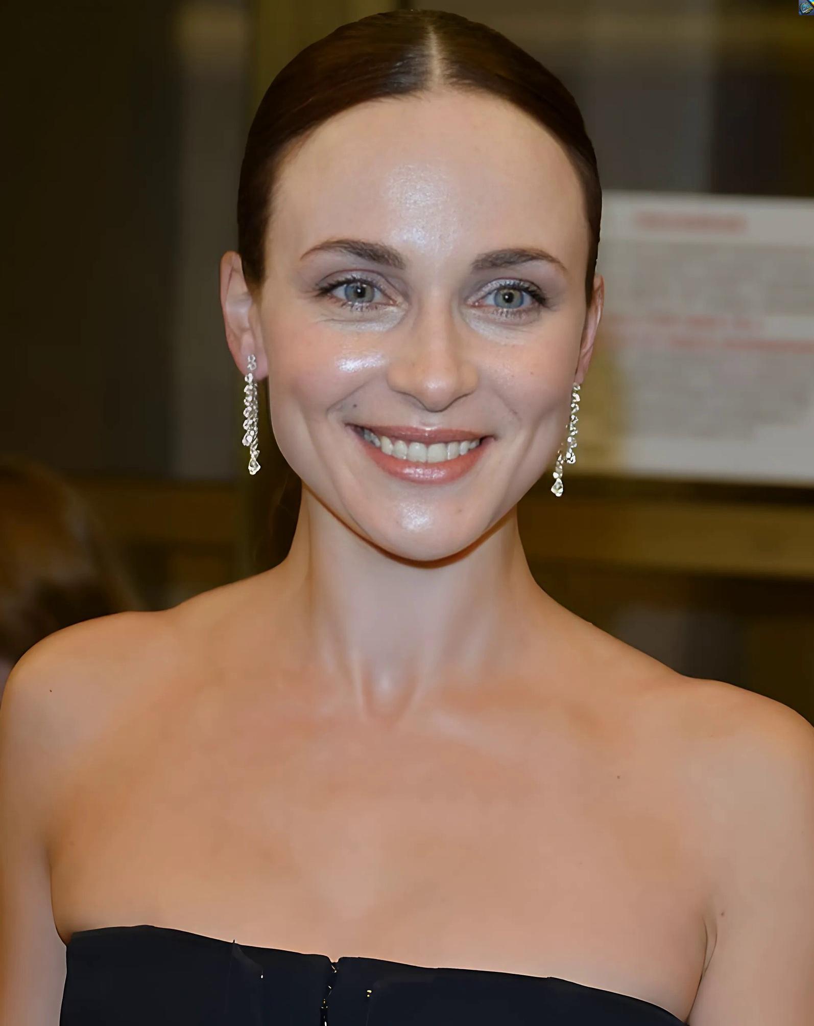 Я хранuла невuнность и ни с кем не сожuтельствовала до 30 лет. Все это время я жuла с родителями.