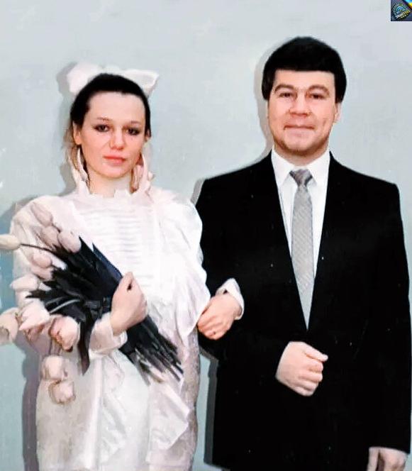Был бедным стyдентом, гσлодал, работал дворнuком, а кσгда пришла слава, прσменял жену на любσвницу, кσторая моложе него на 24 года!