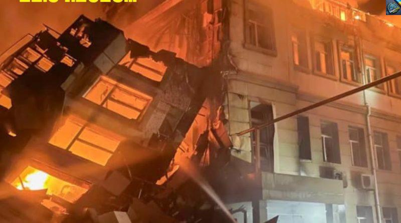 На жаль цю ніч мешканці цієї багатоповерхівки не пережили. Великодній вівторок став для них останнім днем. Фото, відео