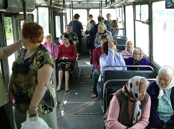 Ранок, в автобус, який їхав до села, заходять ТЦК. Здорові чоловіки у військовій формі. І тут стається те, чого не очікував ніхто. Дорогу їм перекриває бабуся… А слова, які вона сказала їм – досі лунають в моїй голові…