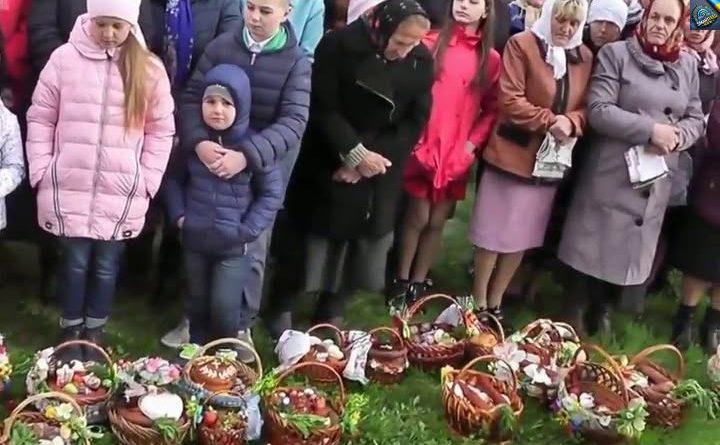 – Я в вашу церкву освячувати кошики не піду! Немає там правди! – Я за голову схопилась, почувши це від свекрухи. Вже три роки в країні біда, а до людини досі нічого не дійшло. Тепер не знаю, що робити, адже якщо ми не підемо з мамою чоловіка – пересваримось остаточно.