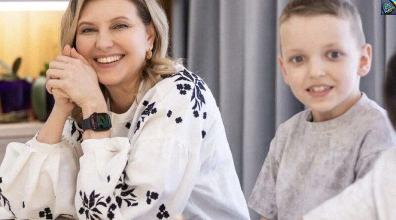 У красивій вишиванці і золотих сережках: Олена Зеленська завітала до прийомної родини.