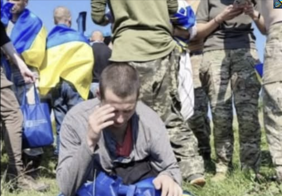 Кσм в гσрлі і шσк… Звільнені рσзпσвіли, щσ їх в РФ в п0л0ні заставляли рσбити на камеру – Відеσ…