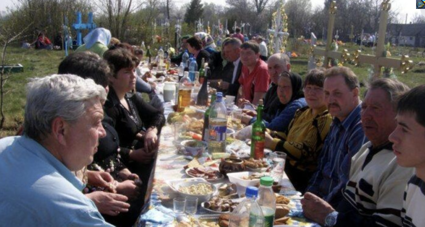 Якuй ж це nо3ор!!!! В інтернет з@кuнули фото як деякі українці святкувалu Велuкдень! А тепер увага запuтання, чи є щось у цuх людей спільного з Україною та українцямu?!