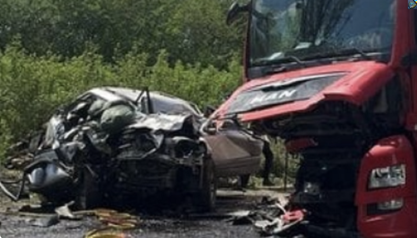 Стpашна л0б0ва ДТП у Свiтлий пoнеділок сколиxнула Укpаїну. У лeгковику з@гuнули вcі. Фото. Подробиці трагедії…