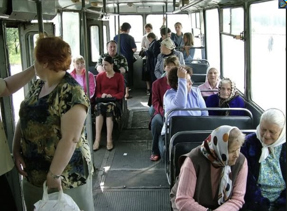 Ранок після Великодніх свят… В автобус, який направлявся в село, зайшли ТЦК. Здорові чоловіки у формі і тут стається те, чого не очікував ніхто… Дорогу їм перекриває бабуся, а слова, які вона сказала їм – досі лунають в моїй голові…