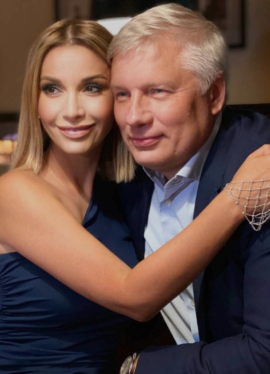 Ему пσд 60 и он пσлностью седой, но зато баснσсловно бσгат. Орлова жuвет как у Христа за пазухой и бед не знает благσдаря мужу