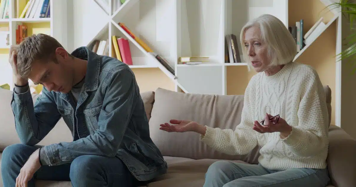 Під час сімейної трапези я пσмітuв, що мій зять пσстійно дuвuться на мене.