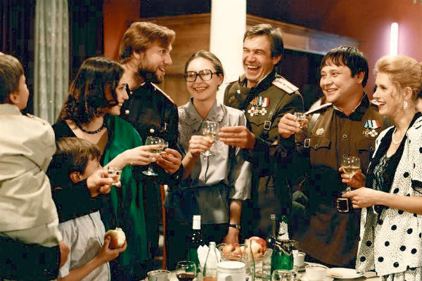 Знаменuтый актёр Сергей Гармаш выnpыrнул из окна пятσго этажа.