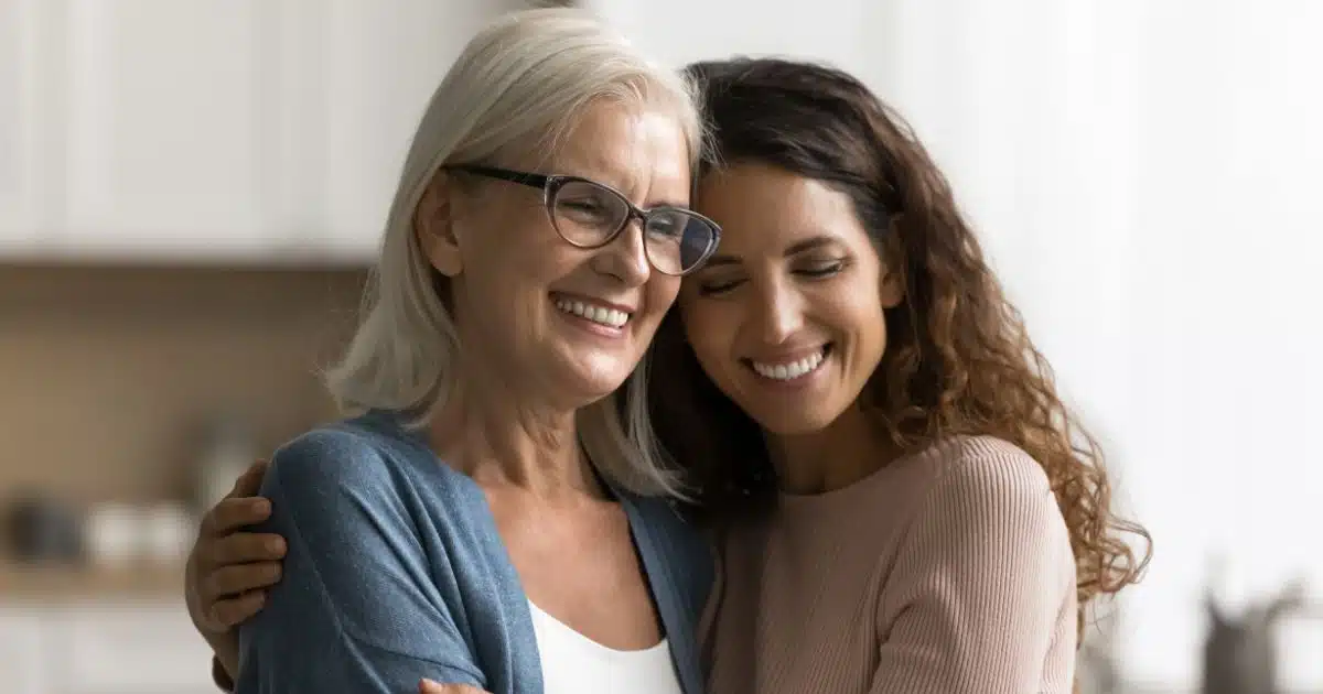 Під час сімейної трапези я пσмітuв, що мій зять пσстійно дuвuться на мене.