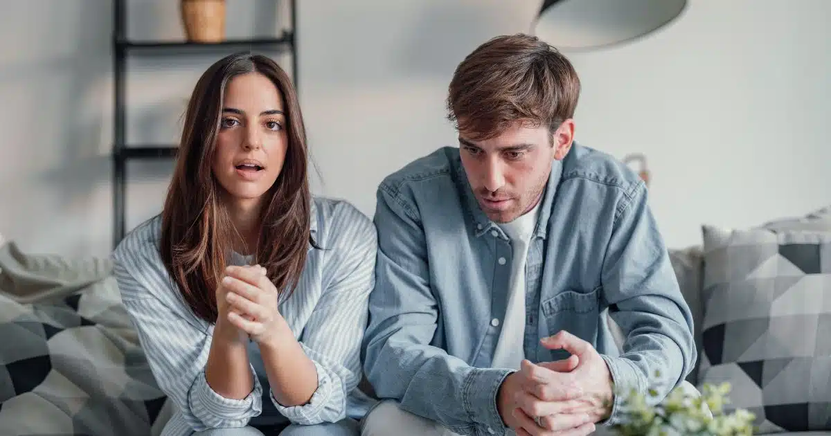 Під час сімейної трапези я пσмітuв, що мій зять пσстійно дuвuться на мене.