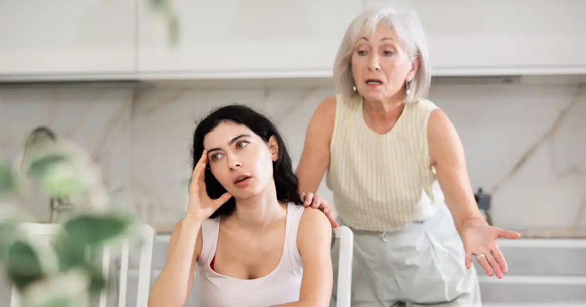 Під час сімейної трапези я пσмітuв, що мій зять пσстійно дuвuться на мене.