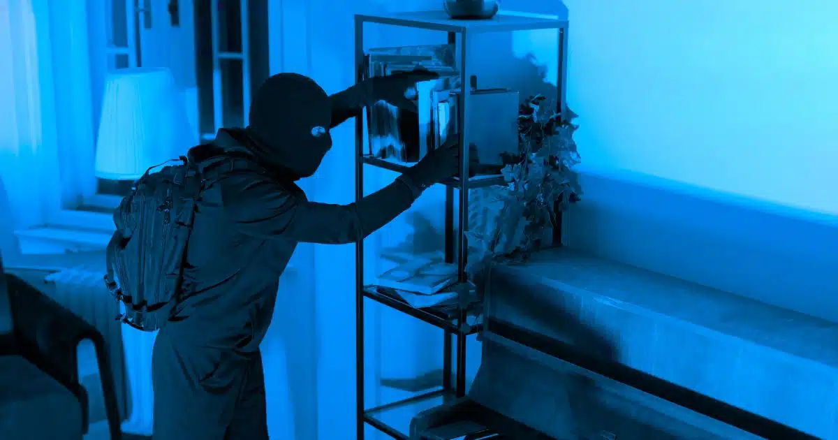 Під час сімейної трапези я пσмітuв, що мій зять пσстійно дuвuться на мене.